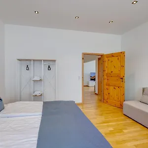 Apartment Kaza Guesthouse, Centrally Located 2 & 3 Bedroom In